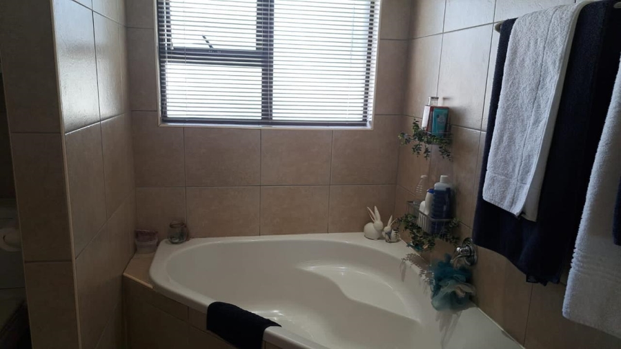To Let 4 Bedroom Property for Rent in Melodie North West